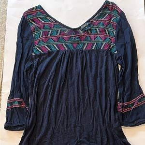 Lucky Brand top size Medium navy magenta embroidered.
